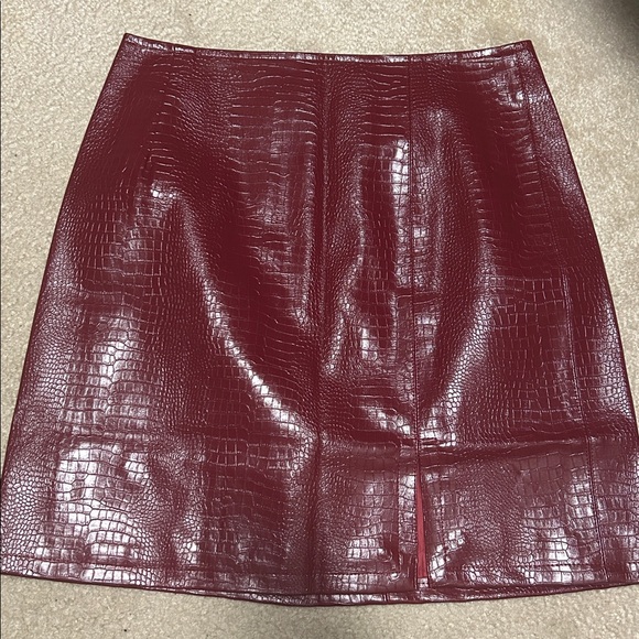 NWT Commense red crocodile faux leather mini skirt - Picture 6 of 9